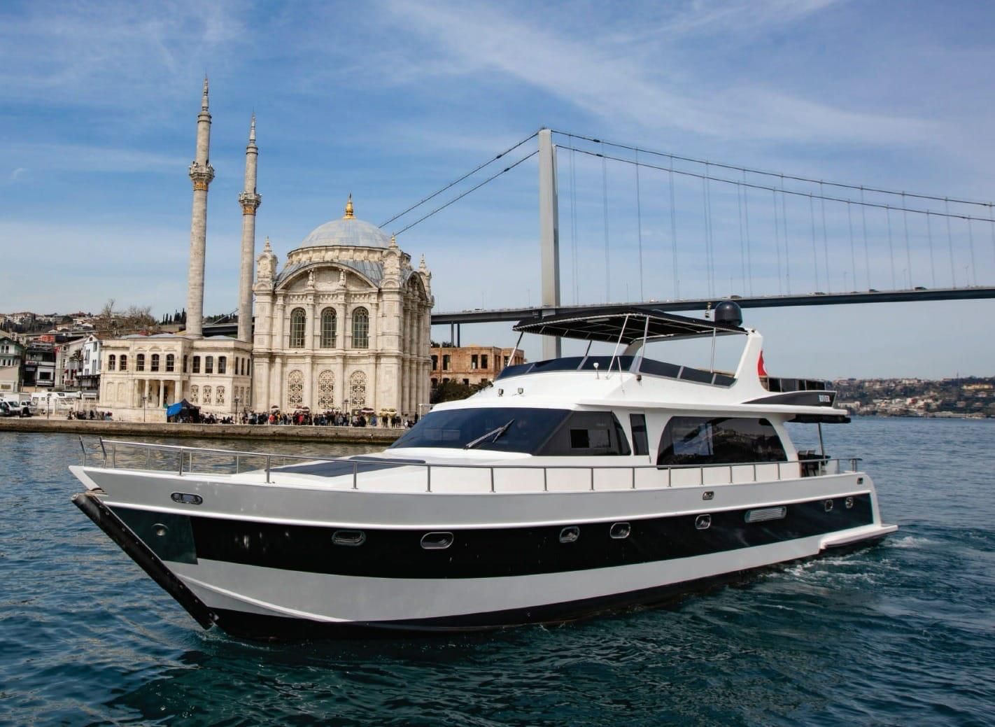 Bosphorus Sunset Cruise with Live Guide and Snacks